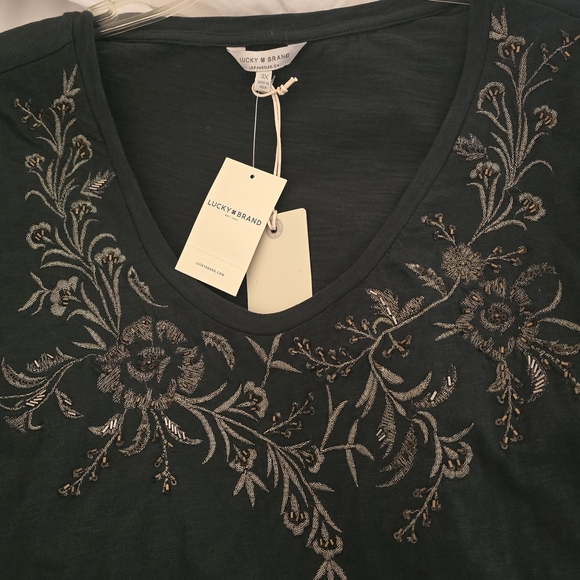 NWT Lucky Brand Dark Green Embroidered Floral Embroidered Tee - Picture 2 of 3